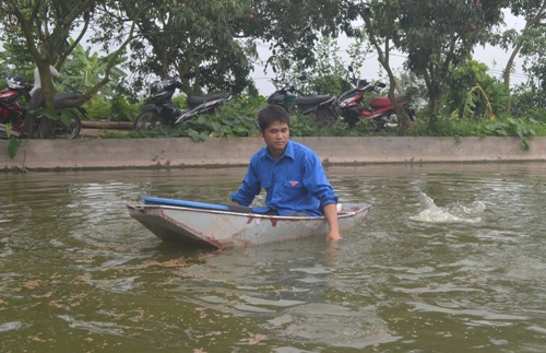 ảnh: Anh Phạm Xuân Tư - Bí thư Chi đoàn 3 xã Hồ Tùng Mậu huyện Ân Thi (tỉnh Hưng Yên) đang cho cá ăn i.